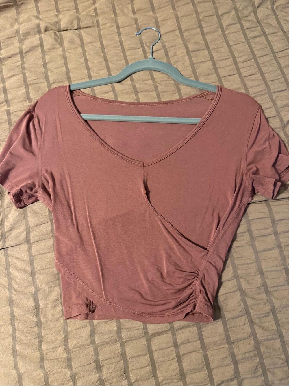 Lululemon cropped t shirt Dusty Rose color, size 6!